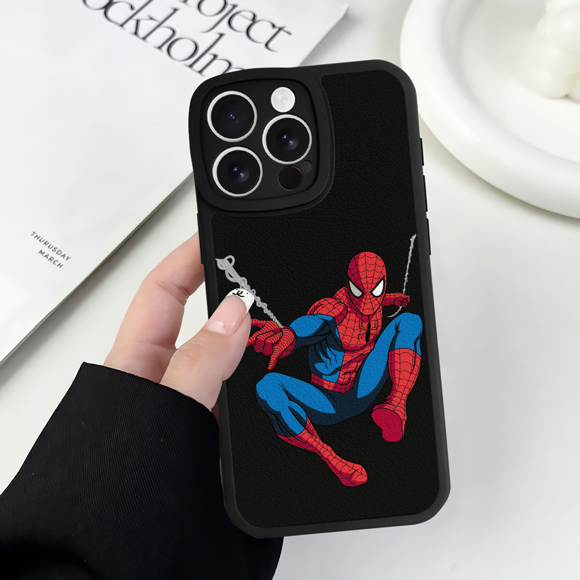 （画像用） アベンジャーズ The Avengers 【iPhone 16シリーズ対応】シリコンスマホケース（レザー調） 材質：シリコン